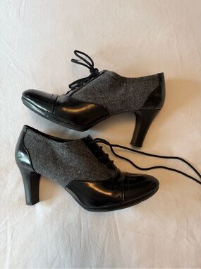 Anne Klein Black and Gray Lace-Up Heeled Oxford Heels